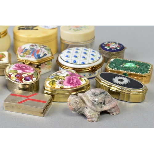 52 - A SELECTION OF FOURTEEN TRINKET BOXES, to include a circular fine porcelain del Prado trinket hand f... 