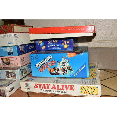 526 - A QUANTITY OF VINTAGE BOARD GAMES, PUZZLES AND TOYS, to include De La Rue 'Animal Grab', Geographica... 