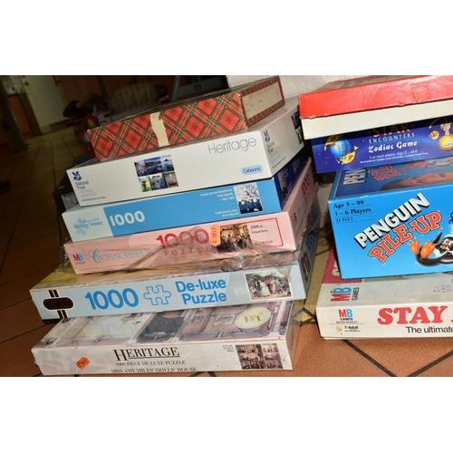 526 - A QUANTITY OF VINTAGE BOARD GAMES, PUZZLES AND TOYS, to include De La Rue 'Animal Grab', Geographica... 