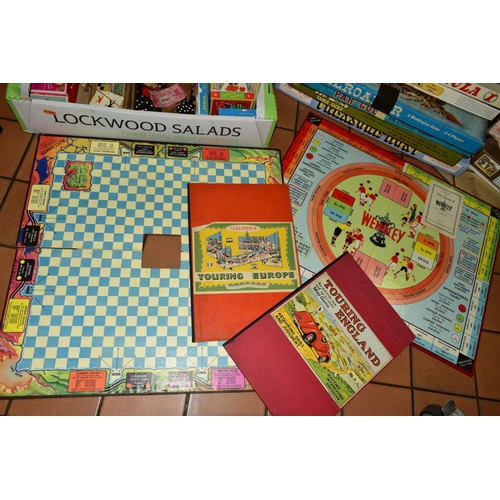 526 - A QUANTITY OF VINTAGE BOARD GAMES, PUZZLES AND TOYS, to include De La Rue 'Animal Grab', Geographica... 