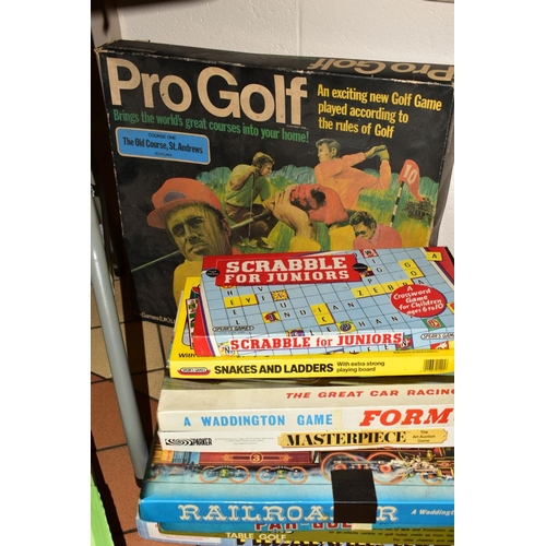 526 - A QUANTITY OF VINTAGE BOARD GAMES, PUZZLES AND TOYS, to include De La Rue 'Animal Grab', Geographica... 