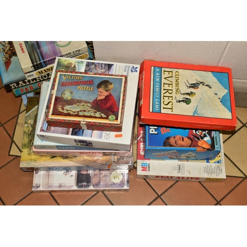 526 - A QUANTITY OF VINTAGE BOARD GAMES, PUZZLES AND TOYS, to include De La Rue 'Animal Grab', Geographica... 