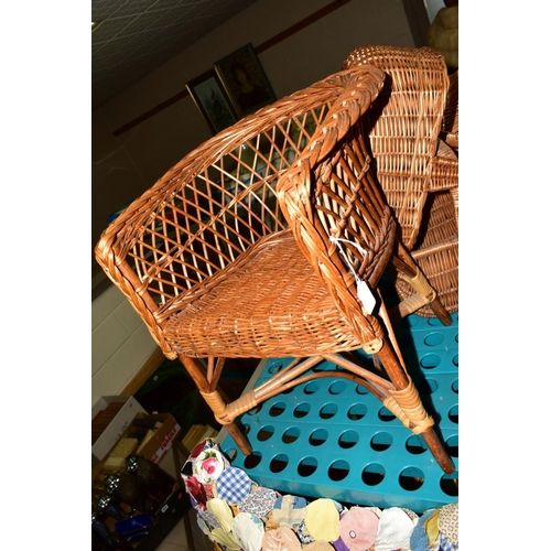 533 - WICKER ITEMS, comprising of a child's chair, pet travel basket, two baskets and a picnic basket