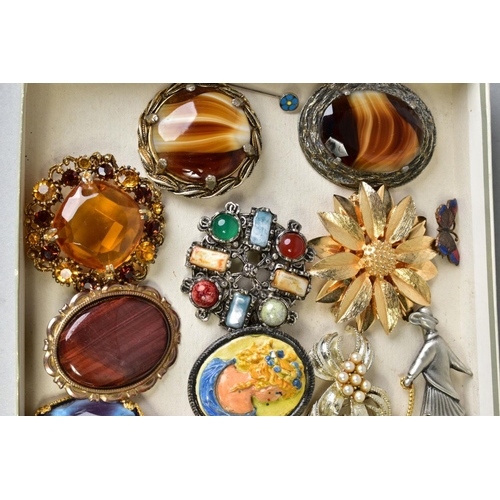 55 - A SELECTION OF MAINLY COSTUME JEWELLERY BROOCHES, to include two late nineteenth century jet brooche... 