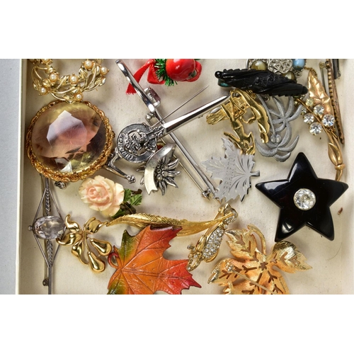 55 - A SELECTION OF MAINLY COSTUME JEWELLERY BROOCHES, to include two late nineteenth century jet brooche... 