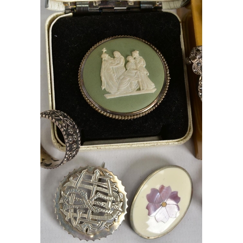 58 - A SELECTION OF SILVER AND WHITE METAL JEWELLERY, to include a cased Wedgwood brooch, a paste buckle,... 