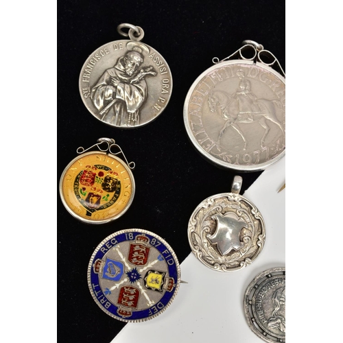 78 - A SELECTION OF ITEMS, to include a mounted Elizabeth II coin pendant, an early 20th century medal pe... 