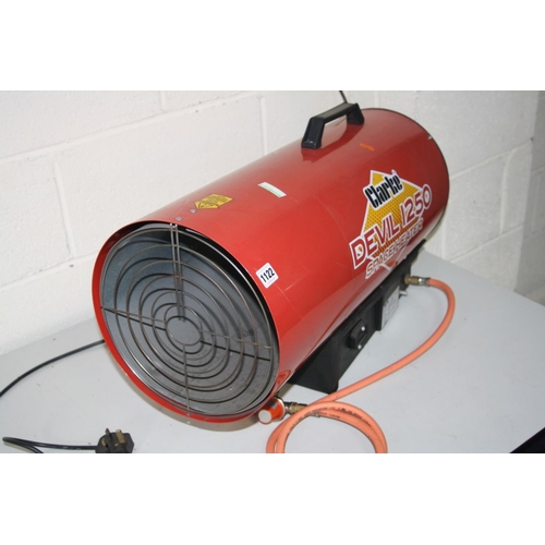 A CLARKE DEVIL 1250 SPACE HEATER (PAT fail-no fuse)