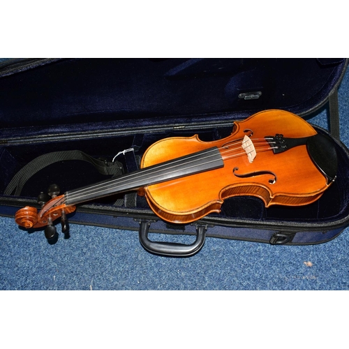 414 - A MODERN VERACINI VIOLIN with a two piece back and a modern case