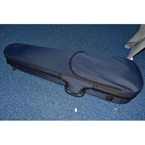 414 - A MODERN VERACINI VIOLIN with a two piece back and a modern case