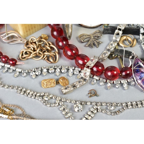 128 - A SELECTION OF JEWELLERY, to include a silver 'S' link chain, with an import mark for London, a silv... 