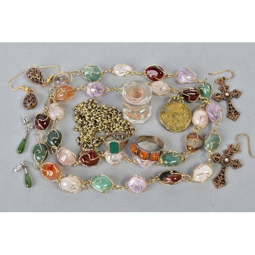 134 - A SELECTION OF ITEMS, to include a yellow metal necklace designed with raw semi-precious gemstones s... 