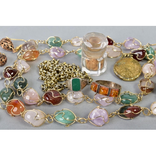 134 - A SELECTION OF ITEMS, to include a yellow metal necklace designed with raw semi-precious gemstones s... 