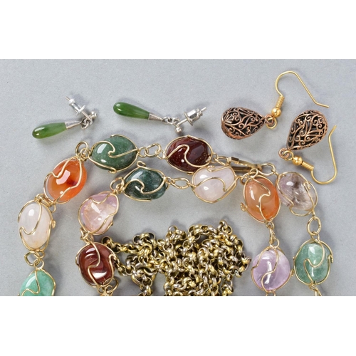 134 - A SELECTION OF ITEMS, to include a yellow metal necklace designed with raw semi-precious gemstones s... 