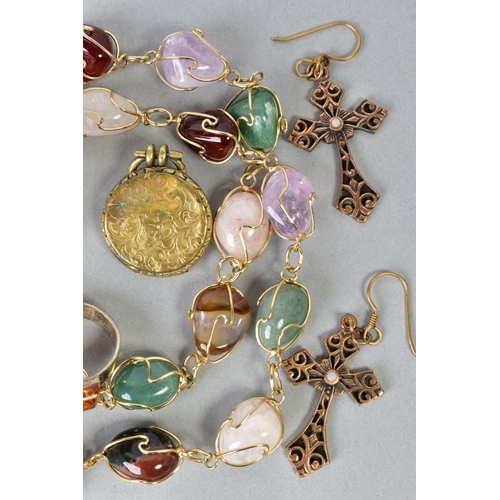 134 - A SELECTION OF ITEMS, to include a yellow metal necklace designed with raw semi-precious gemstones s... 