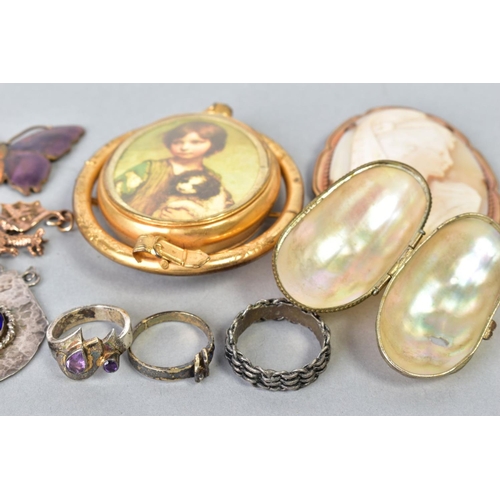 135 - A SELECTION OF ITEMS, to include an oval cameo brooch depicting a lady in profile, a large double vi... 