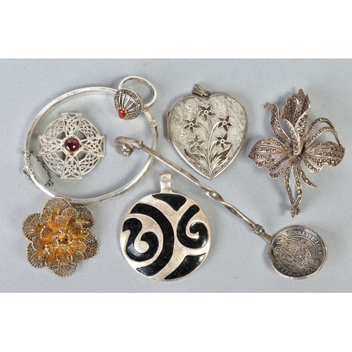 136 - A SELECTION OF ITEMS, to include a silver floral engraved bangle, with push clasp and safety chain, ... 