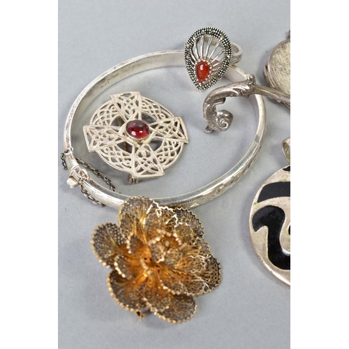 136 - A SELECTION OF ITEMS, to include a silver floral engraved bangle, with push clasp and safety chain, ... 