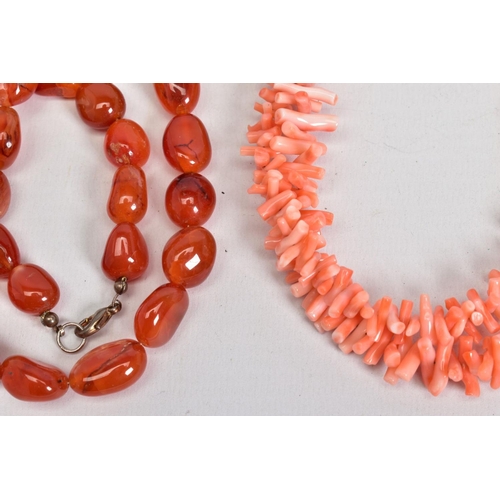 21 - A SELECTION OF NECKLACES, to include two modern amber bead necklaces, lengths 520mm - 670mm, a pink ... 