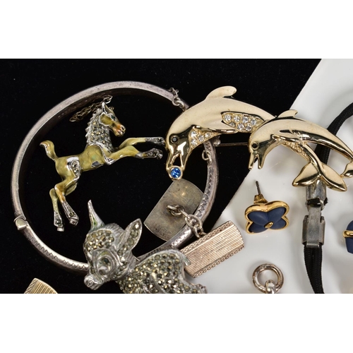 26 - A SELECTION OF ITEMS, to include a silver bangle with engraved detail and hallmark for Birmingham, d... 