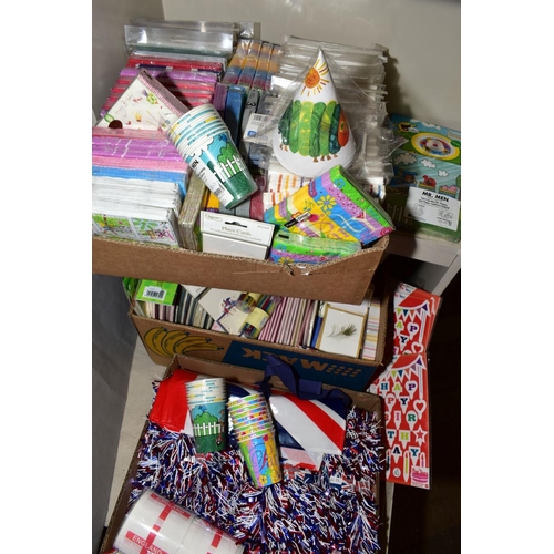 347 - DISPOSABLE PARTY ITEMS to include Union Jack garlands, party poppers, serviettes, assorted paper cup... 