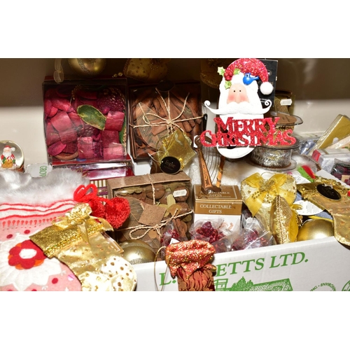 373 - CHRISTMAS THEMED ACCESSORIES AND DECORATIONS ETC, to include snow globes, candles, door stops, Crabt... 