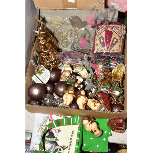 373 - CHRISTMAS THEMED ACCESSORIES AND DECORATIONS ETC, to include snow globes, candles, door stops, Crabt... 