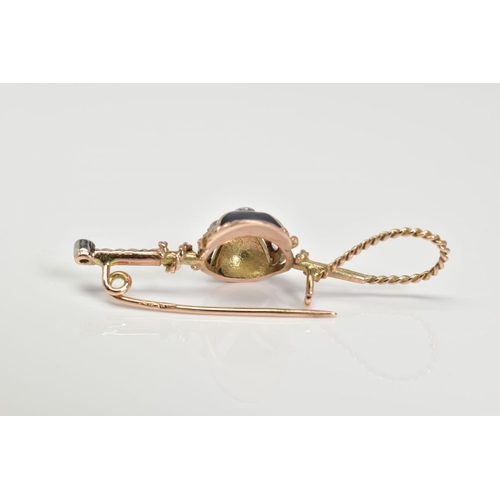 55 - A 9CT GOLD BAR BROOCH, the bar in the form of a jockeys whip with a central jockeys hat set with ros... 