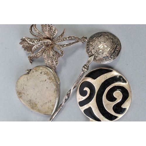 136 - A SELECTION OF ITEMS, to include a silver floral engraved bangle, with push clasp and safety chain, ... 