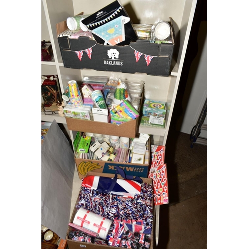 347 - DISPOSABLE PARTY ITEMS to include Union Jack garlands, party poppers, serviettes, assorted paper cup... 