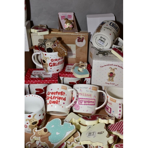 371 - BOOFLE MUGS, KEY RINGS, WOODEN LETTERS AND PHOTO ALBUM, Two's Company trinkets and Xpressions 'Mum' ... 