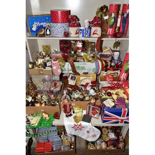 373 - CHRISTMAS THEMED ACCESSORIES AND DECORATIONS ETC, to include snow globes, candles, door stops, Crabt... 