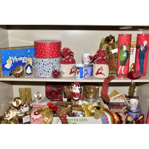 373 - CHRISTMAS THEMED ACCESSORIES AND DECORATIONS ETC, to include snow globes, candles, door stops, Crabt... 