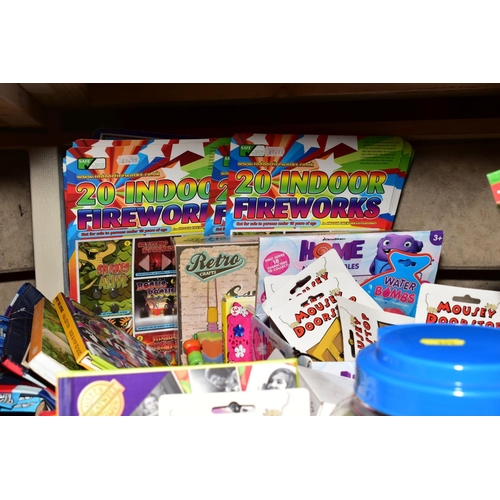 375 - CHILDRENS TOYS AND NOVELTY ITEMS ETC, to include Subbuteo packs, mini pellet guns, wind up animals, ... 