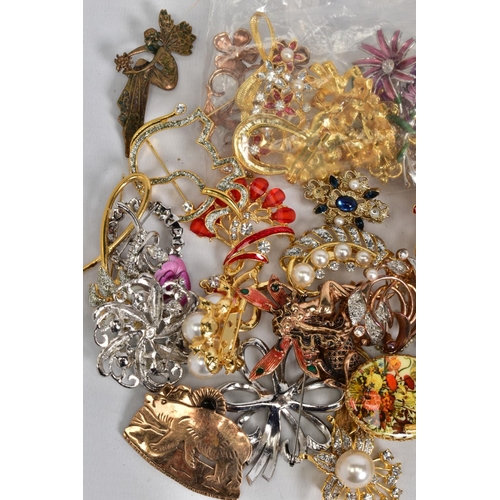 89 - A SELECTION OF COSTUME BROOCHES, to include various floral designs, animals such as Dragonfly, Kanga... 