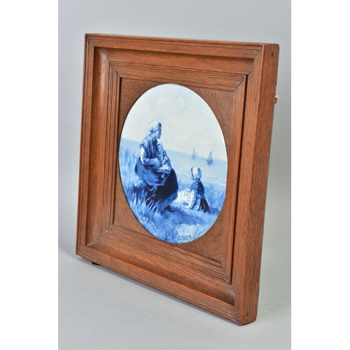 228A - AN EARLY 20TH CENTURY CIRCULAR DELFT PLAQUE IN AN OAK FRAME, the plaque signed 'Near Artz' painted w... 