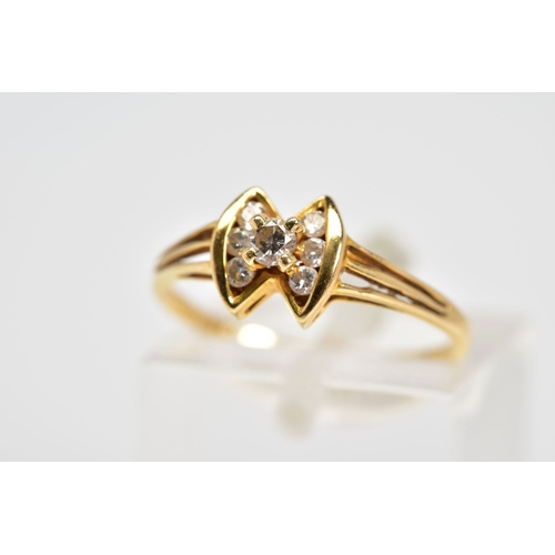 7 - A MODERN DIAMOND DRESS RING, bow style to split shoulders, estimated total modern round brilliant cu... 