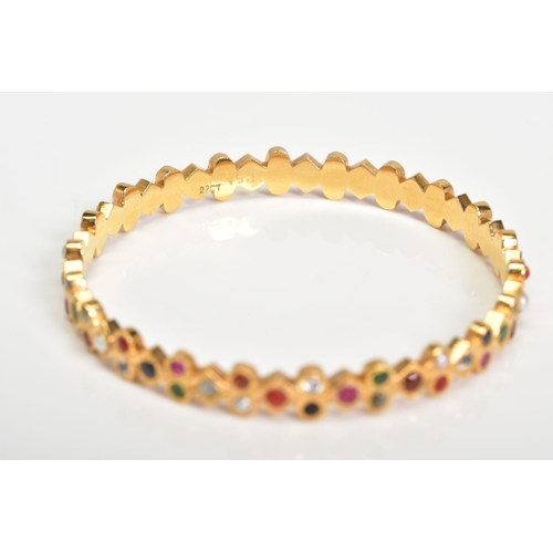 22 - A CHILD'S MULTI GEMSTONE BANGLE, gemstones to include sapphire, white sapphire, emerald, ruby, quart... 