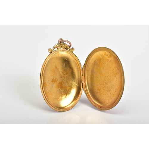 47 - AN OVAL ENGRAVED LOCKET, a hinged locket with a 9ct gold back and front, featuring floral engravemen... 