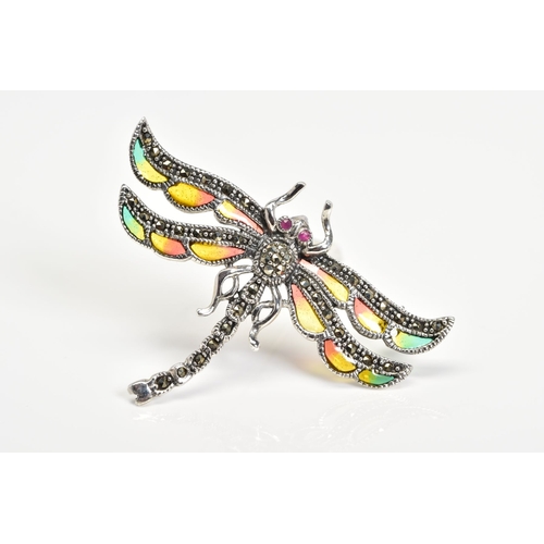 69 - A PLIQUE-A-JOUR BROOCH, in the form of a dragonfly, displaying red, yellow and green enamel wings, s... 