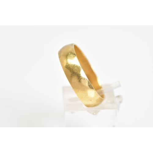 72 - AN 18CT GOLD WEDDING BAND, the plain polished band with an 18ct hallmark for London, ring size U, ap... 