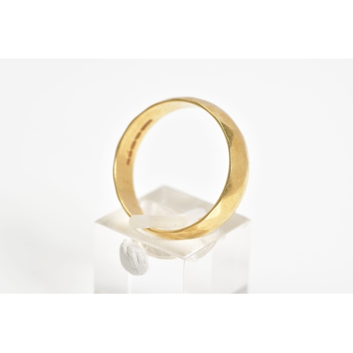 72 - AN 18CT GOLD WEDDING BAND, the plain polished band with an 18ct hallmark for London, ring size U, ap... 