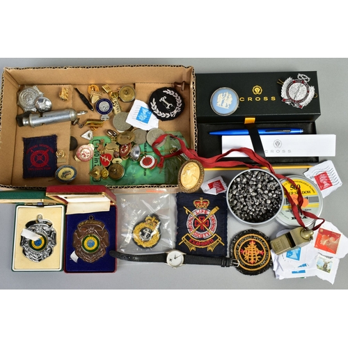 98 - A SELECTION OF ITEMS, to include a circular Wedgwood brooch, stamped silver, a 1940 J Hudson & Co, B... 