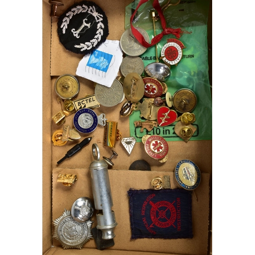 98 - A SELECTION OF ITEMS, to include a circular Wedgwood brooch, stamped silver, a 1940 J Hudson & Co, B... 