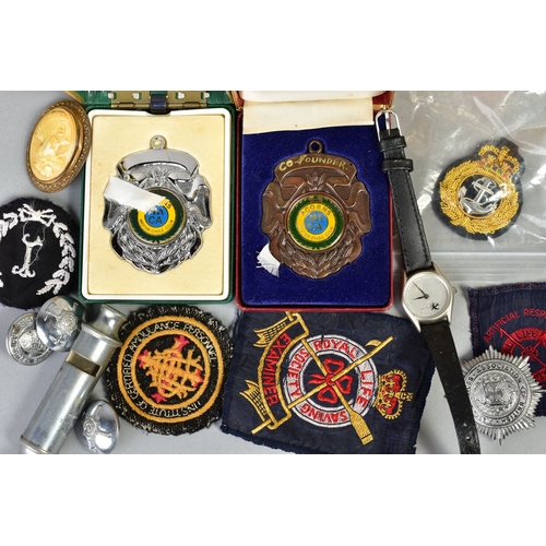 98 - A SELECTION OF ITEMS, to include a circular Wedgwood brooch, stamped silver, a 1940 J Hudson & Co, B... 