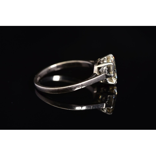 100 - A LARGE SINGLE STONE DIAMOND RING, a round brilliant cut diamond claw set, estimated diamond weight ... 