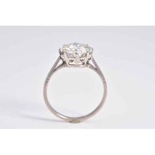 100 - A LARGE SINGLE STONE DIAMOND RING, a round brilliant cut diamond claw set, estimated diamond weight ... 