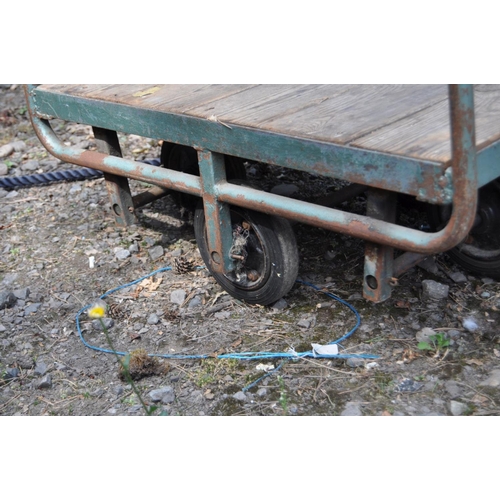 1012 - A FAIRLY MODERN RAILWAY PLATFORM TROLLEY, push me pull you design with handles at both ends, two par... 