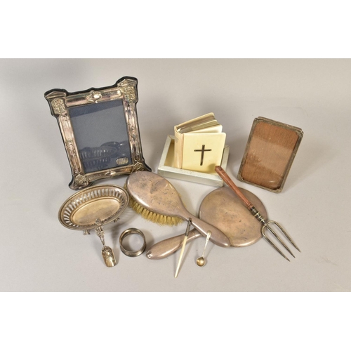 108 - A PARCEL OF SILVER, to include an Edwardian oval bon bon dish, pierced sides, on four scrolled legs,... 