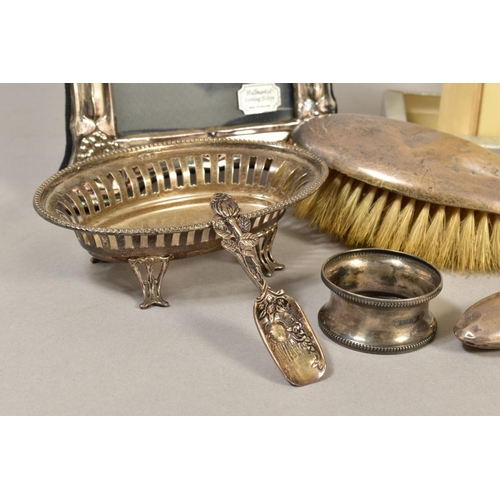 108 - A PARCEL OF SILVER, to include an Edwardian oval bon bon dish, pierced sides, on four scrolled legs,... 